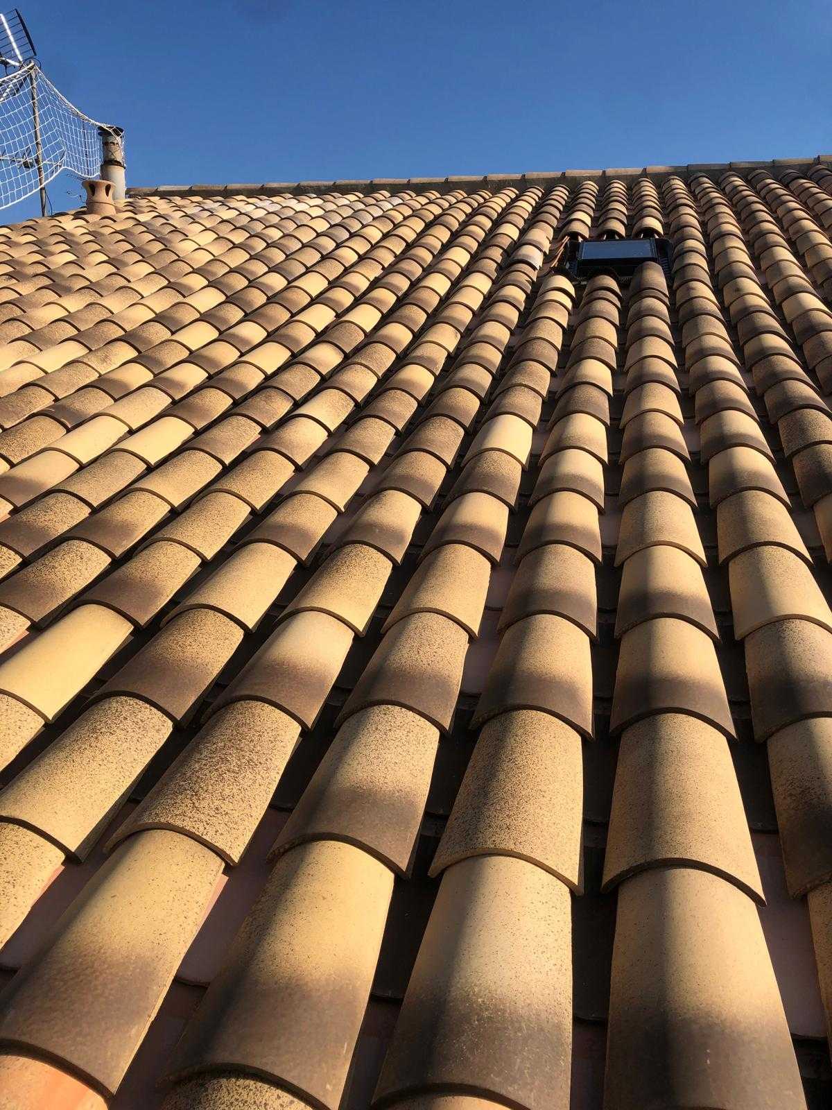 Narbonne bölgesinde kiremit çatı renovasyonu