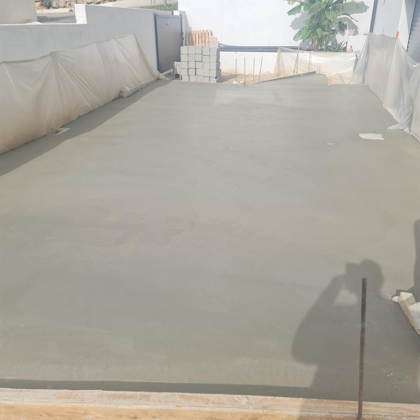 Dalle de terrasse en béton fraîchement talochée sur un chantier MCI Construction dans la région de Narbonne