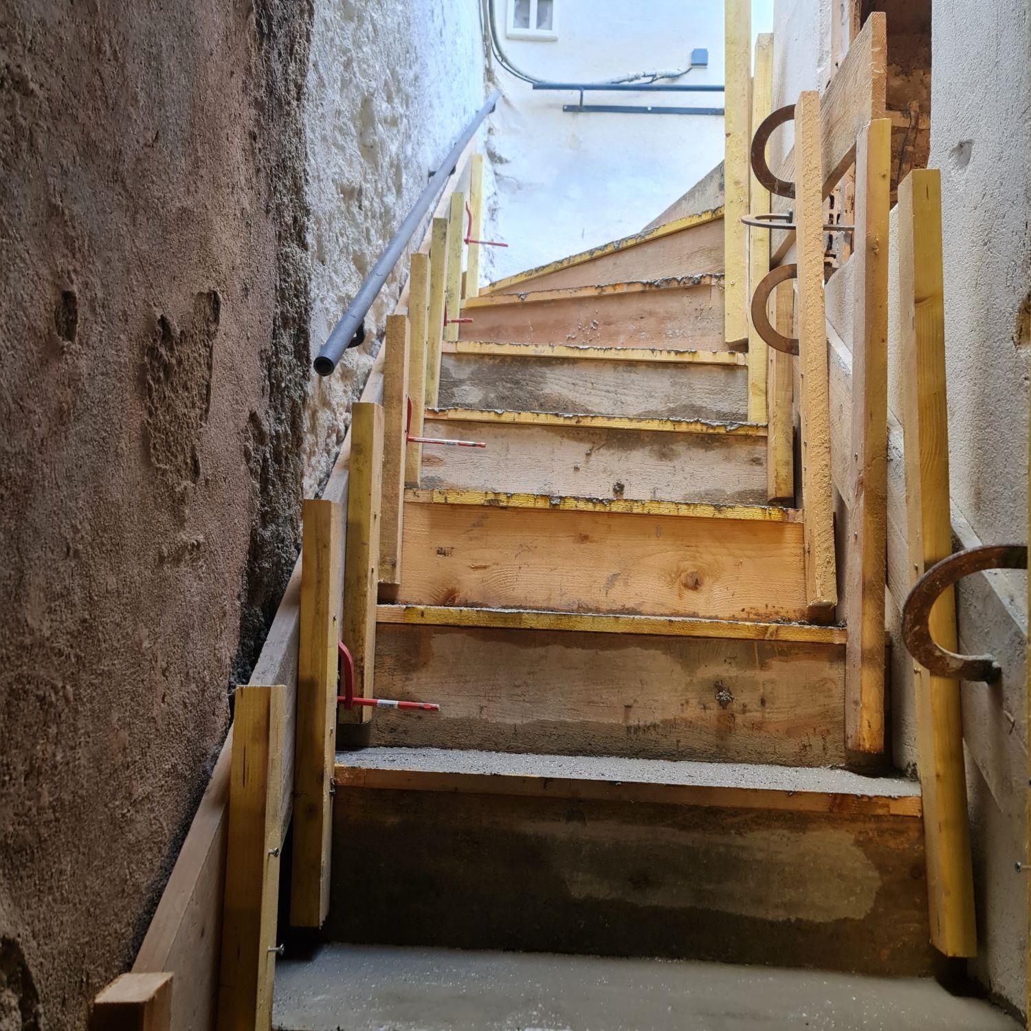 Escalier en béton en cours de coffrage lors d'une rénovation intérieure menée par MCI Construction