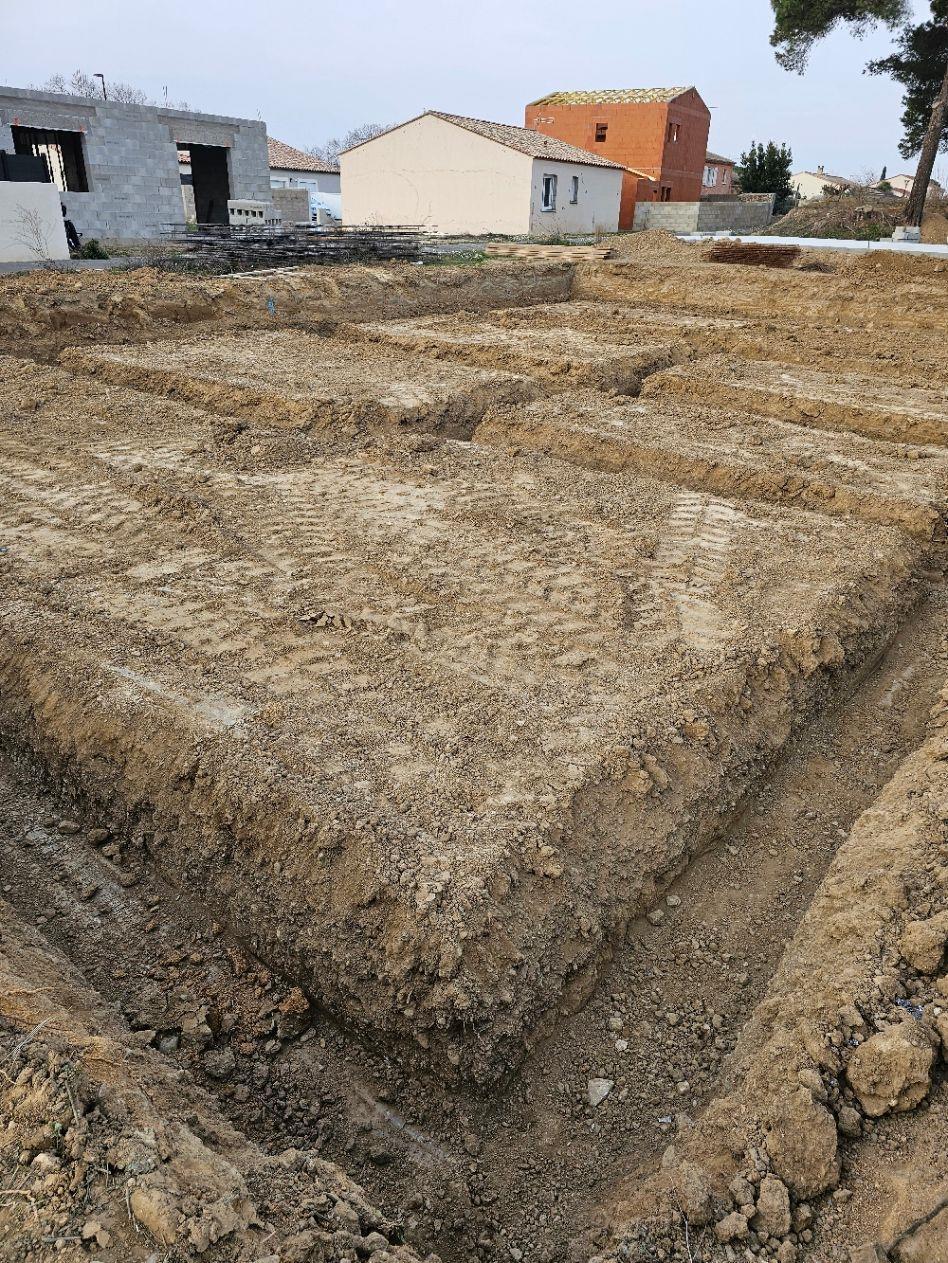 Fouilles et décaissement d'un terrain avant fondations, chantier MCI Construction