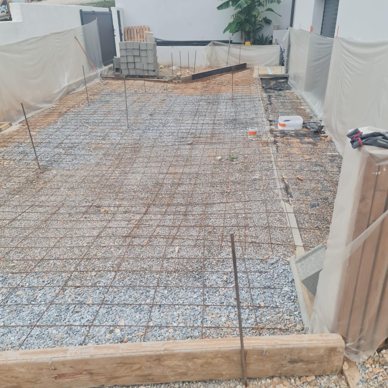 Coffrage et treillis soudé avant coulage d’une terrasse parking en béton à Narbonne