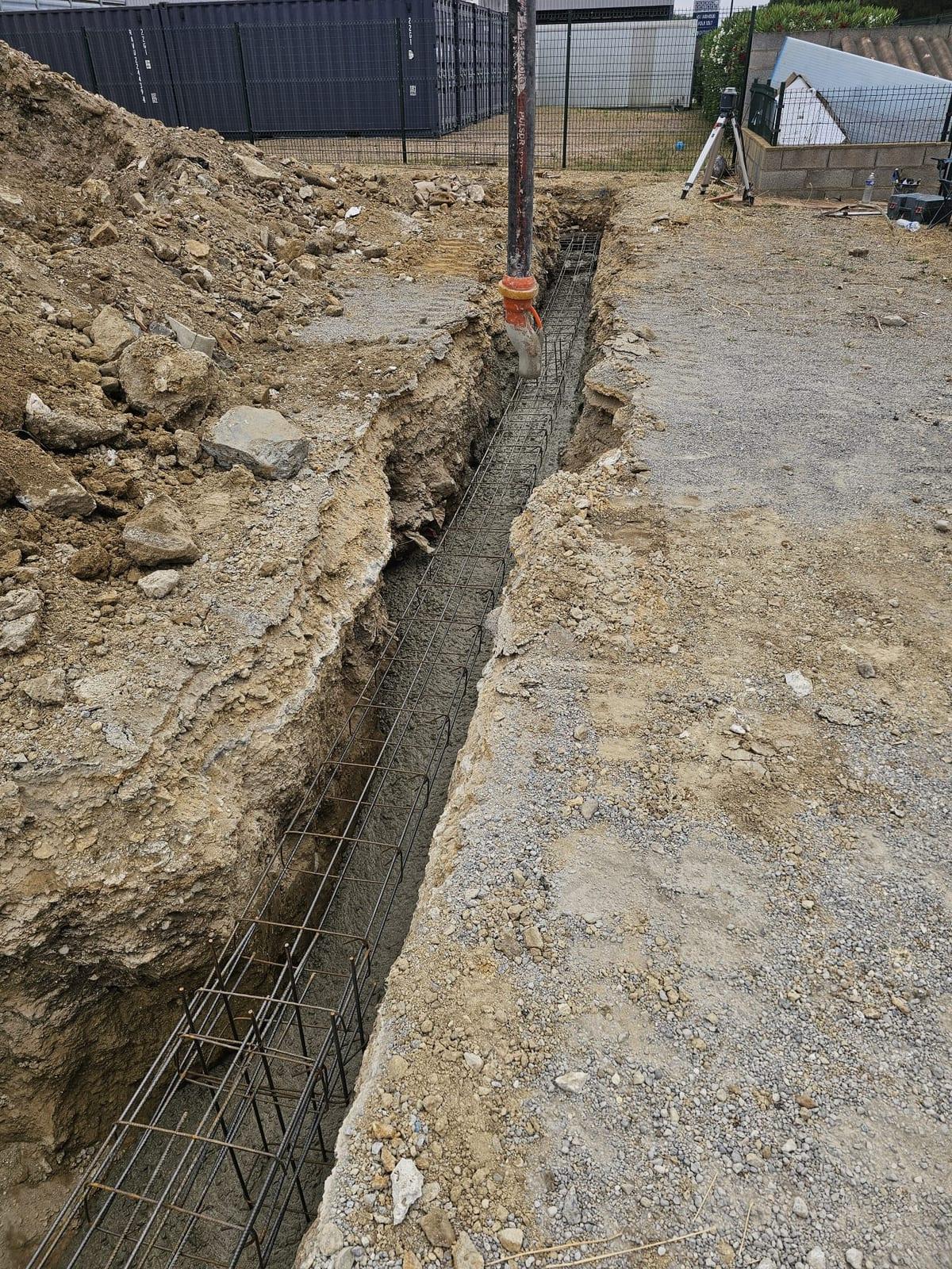 Coulage à la pompe à béton des fondations armées d’une extension de hangar à Coursan