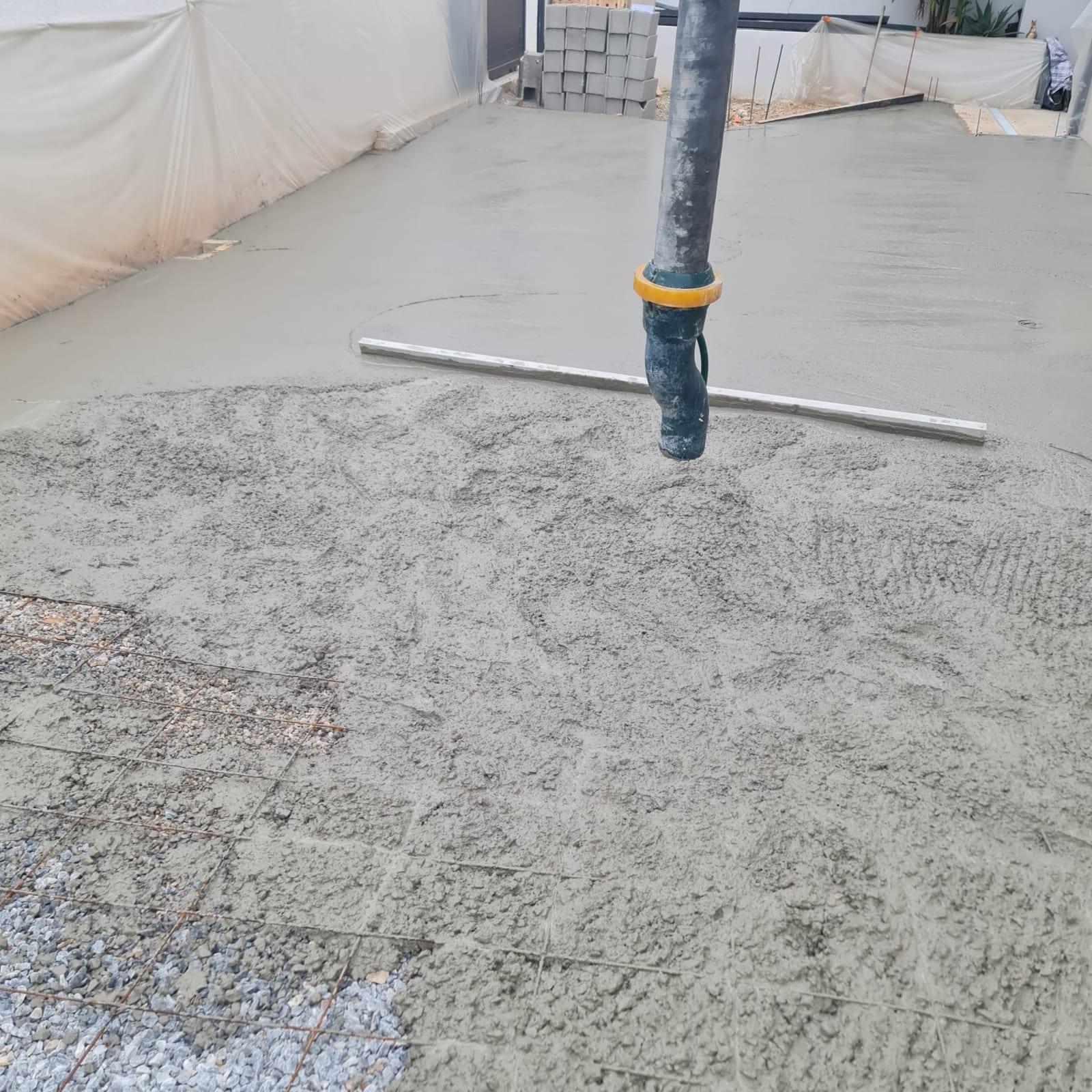 Coulage à la pompe à béton d’une dalle de terrasse et parking à Narbonne