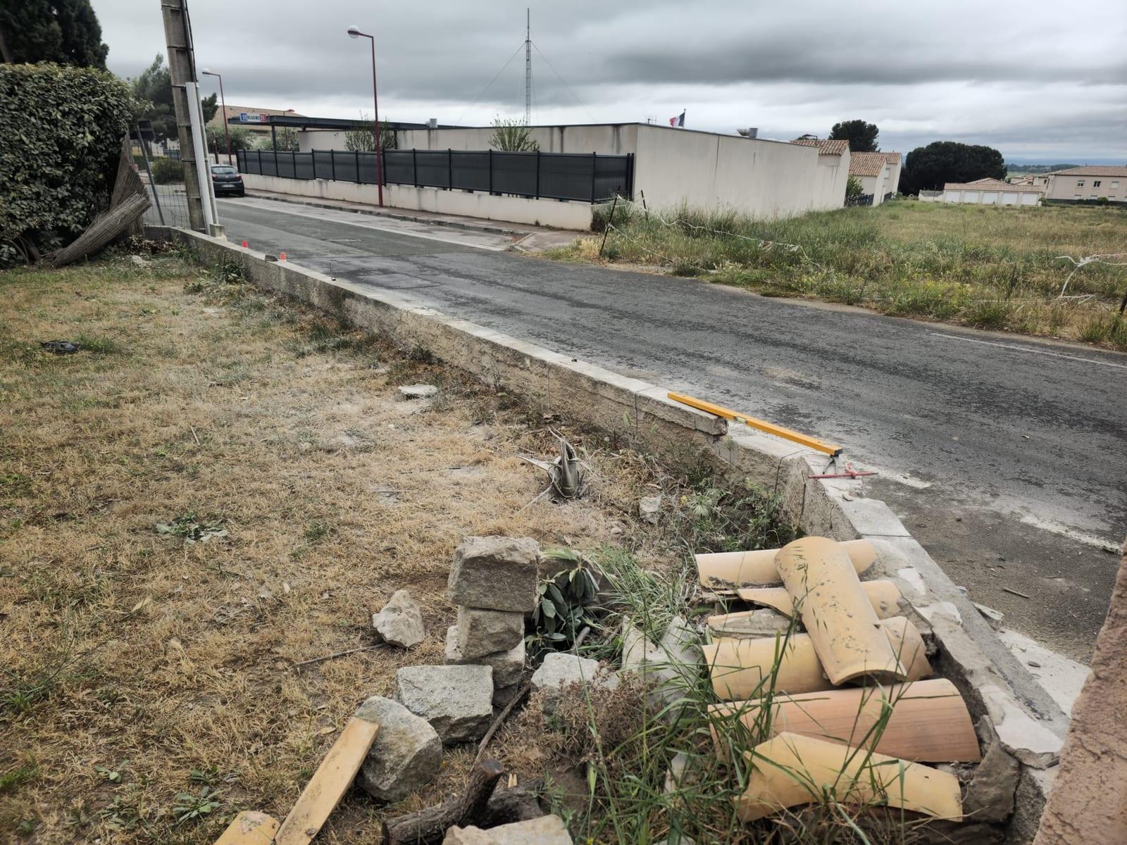 Dépose de l’ancien mur de clôture avant reconstruction à Vinassan