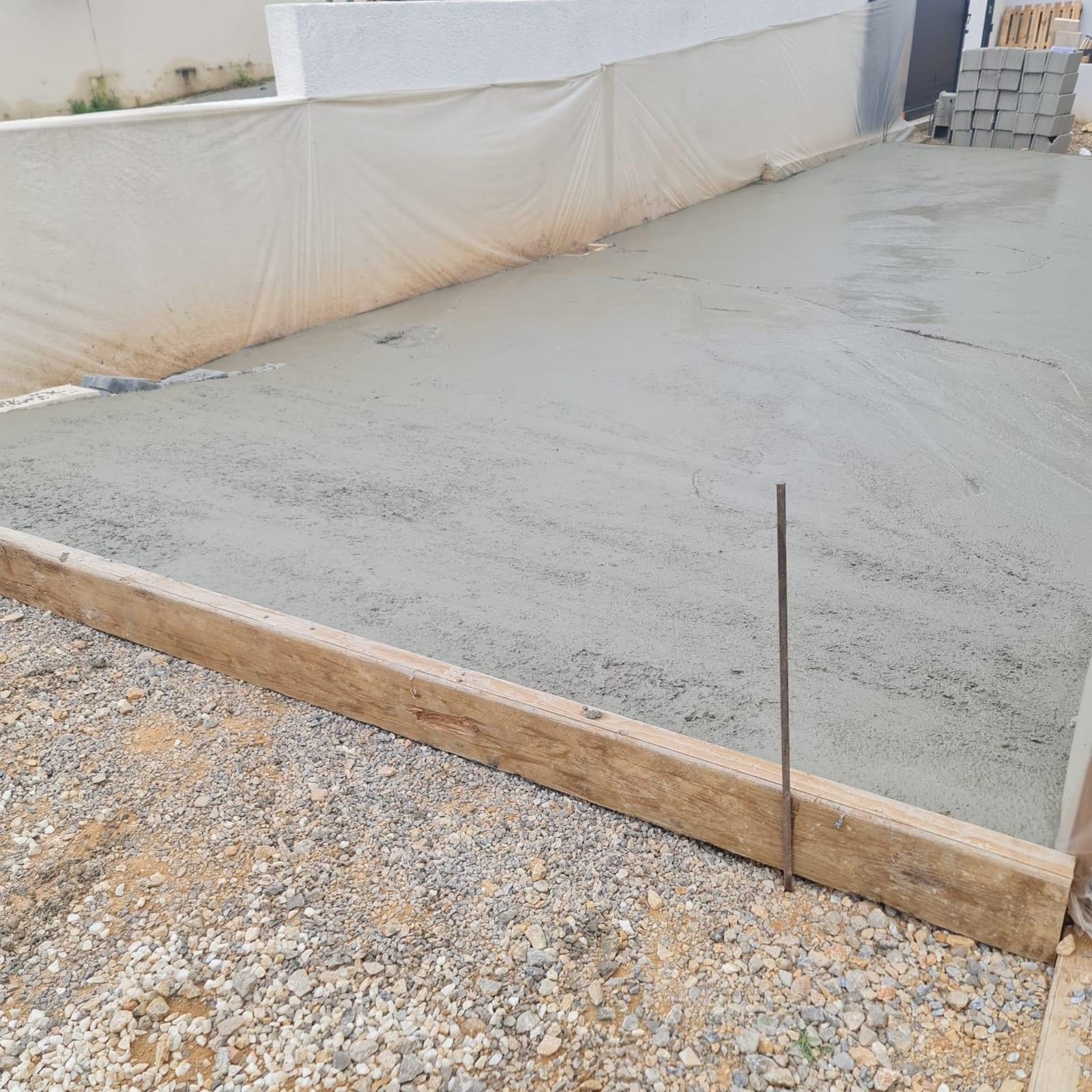 Dressage du béton pendant la réalisation d’une dalle de 50 m² à Narbonne