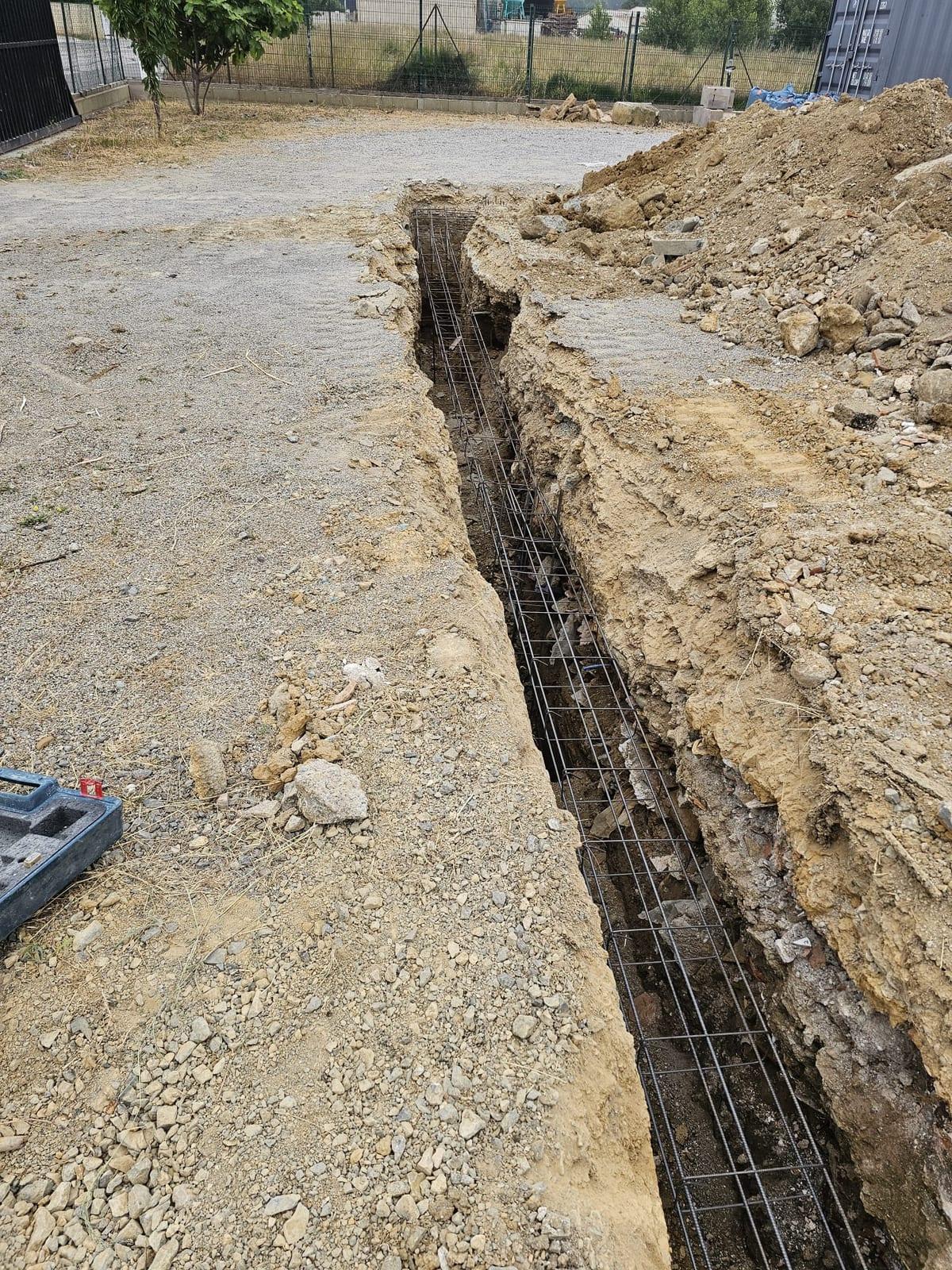 Armatures de fondation dans une fouille profonde pour extension de hangar à Coursan