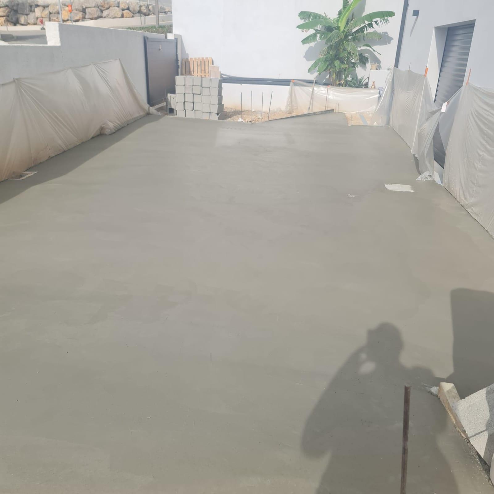 Finition lissée à l’hélicoptère d’une terrasse parking en béton à Narbonne