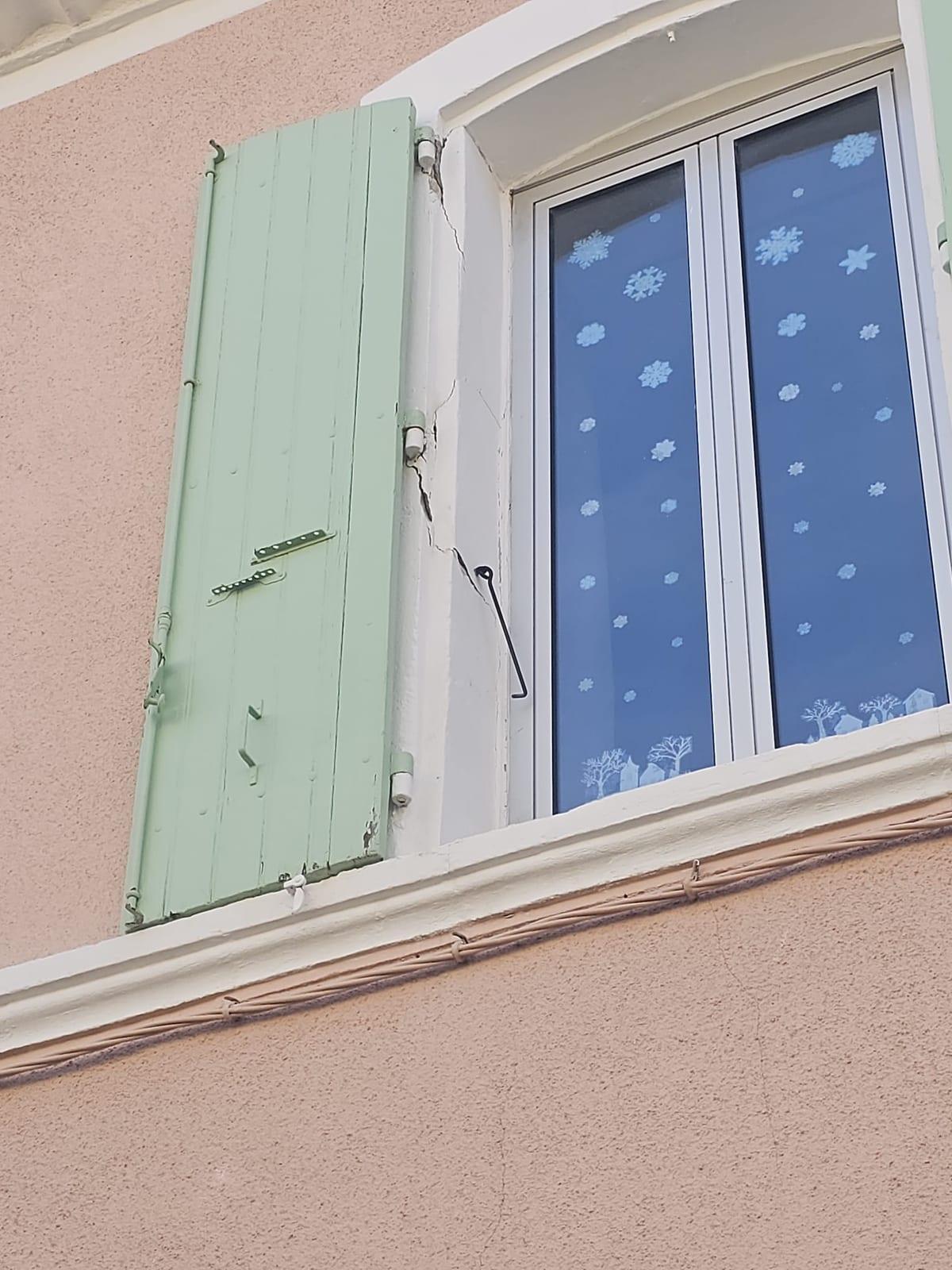 Fissures et dégradations autour d’un gond de volet avant réparation à Narbonne