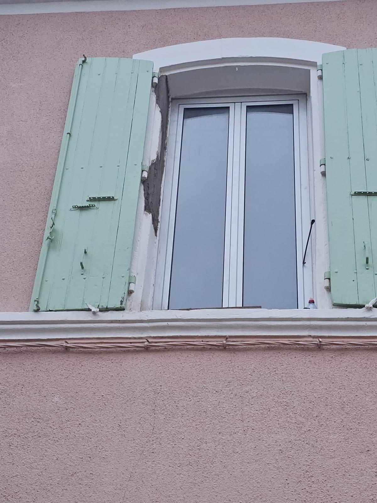Mortier de réparation R4 appliqué autour des gonds de volets sur une façade à Narbonne