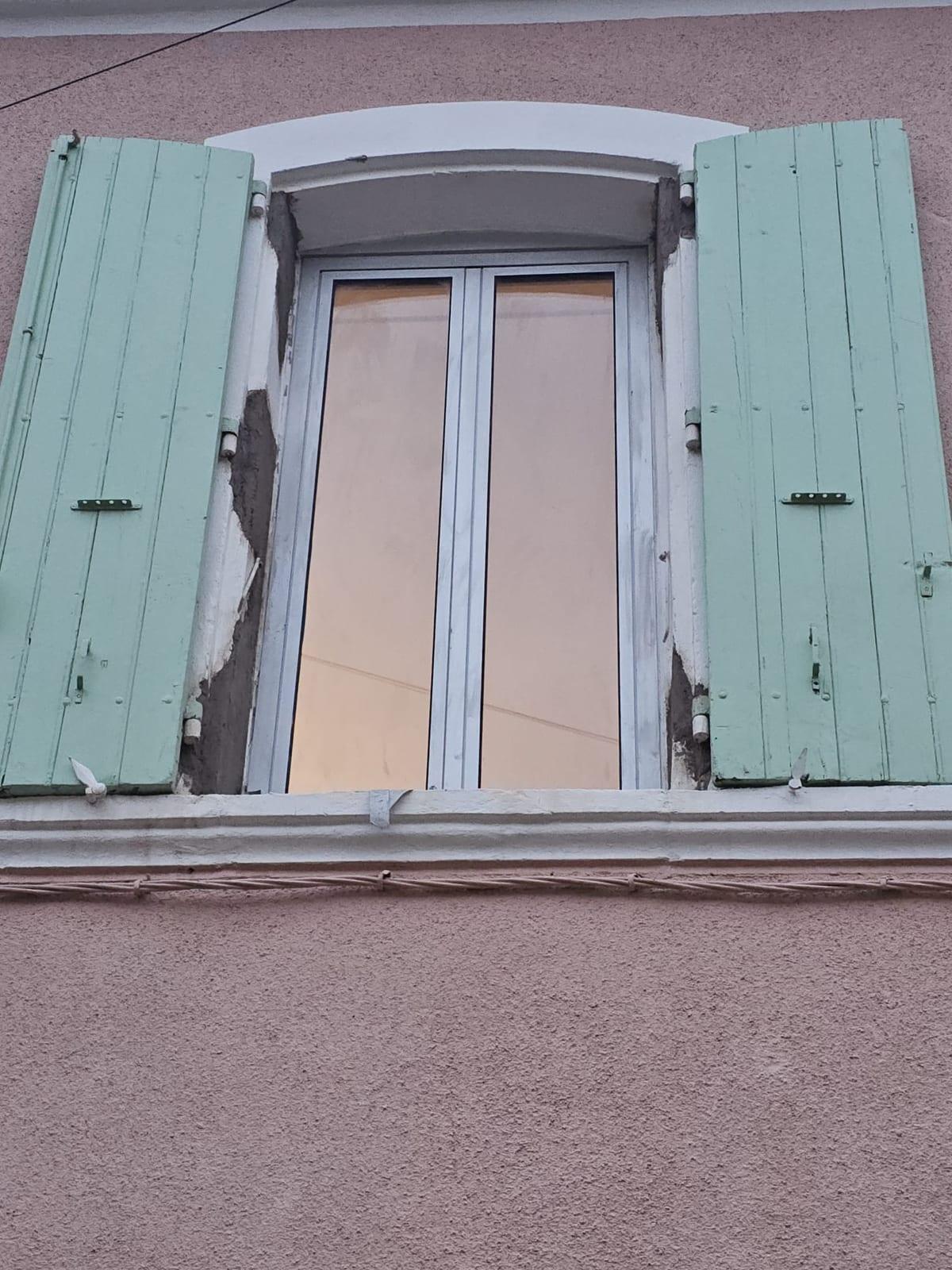 Mortier de réparation R4 appliqué autour des gonds de volets sur une façade à Narbonne