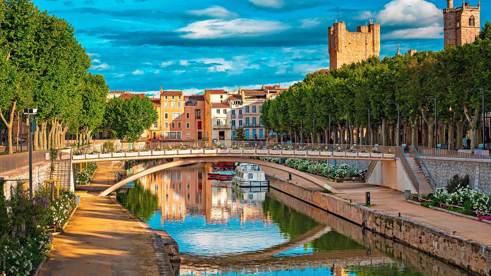 Vue sur les toits et les façades de la ville de Narbonne