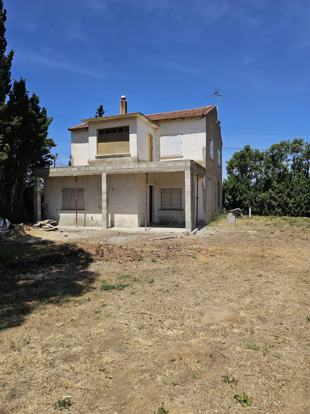 Poutre béton armée de renfort sous une terrasse existante avec piliers béton à Narbonne