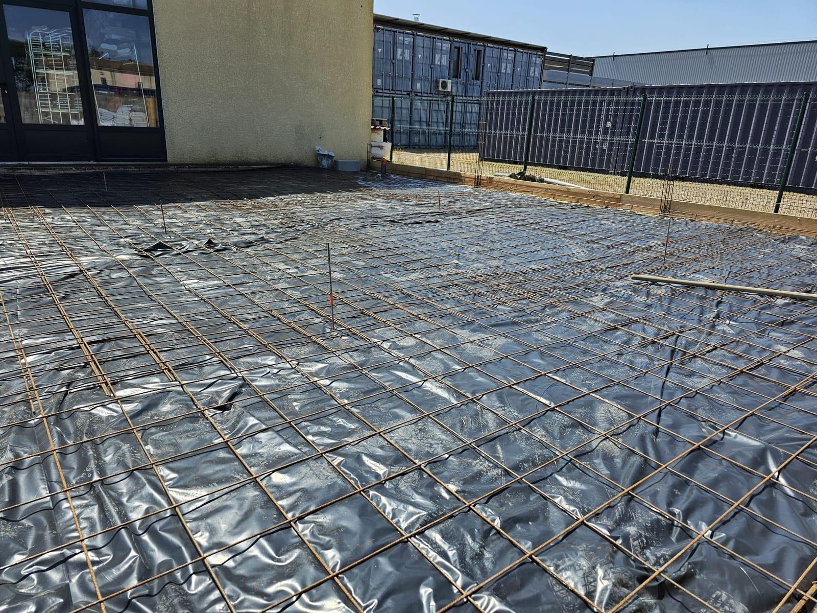 Préparation d’une dalle béton avec polyane et treillis soudé pour extension à Coursan