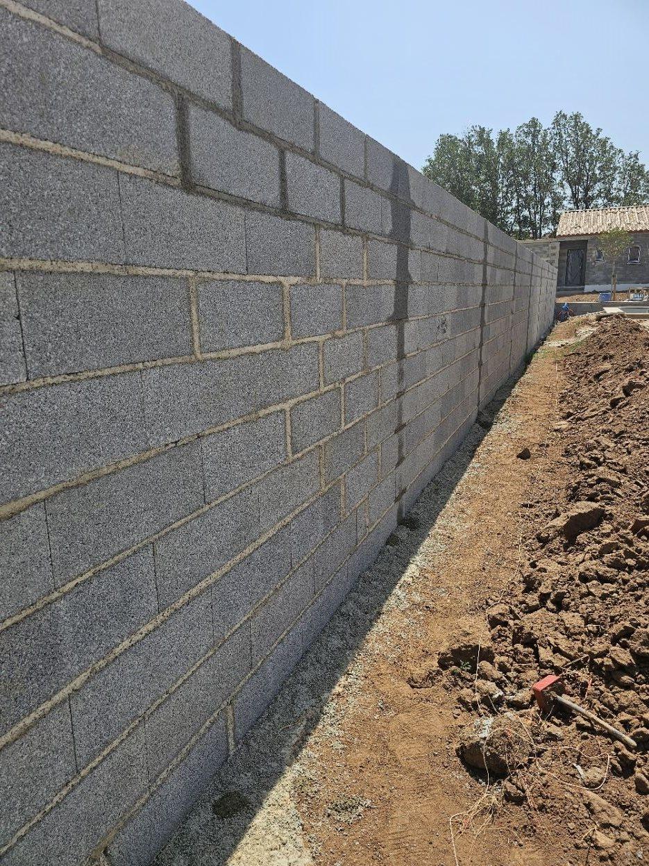 Mur de clôture en blocs béton en cours de réalisation à Boutenac, dans les Corbières