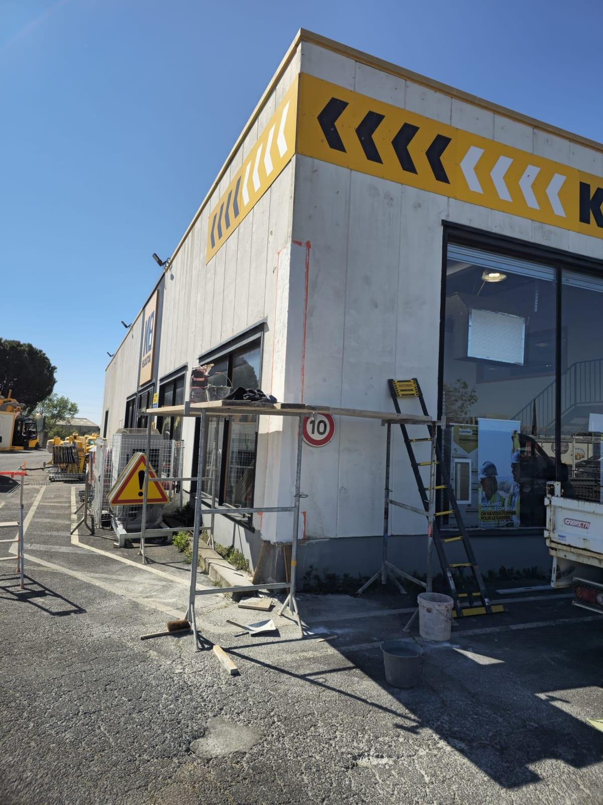 Réparation et reconstruction d’un angle de façade sur bâtiment professionnel à Villeneuve-lès-Béziers