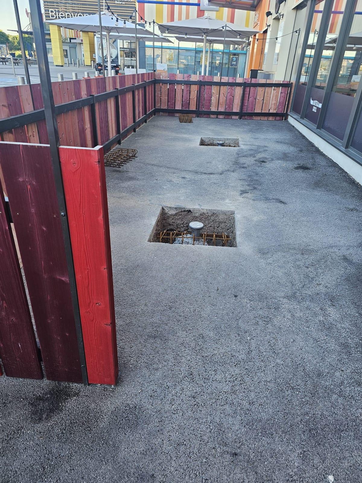 Réservations de 80 × 80 cm sur 50 cm de profondeur pour massifs béton de parasols à Balaruc-le-Vieux