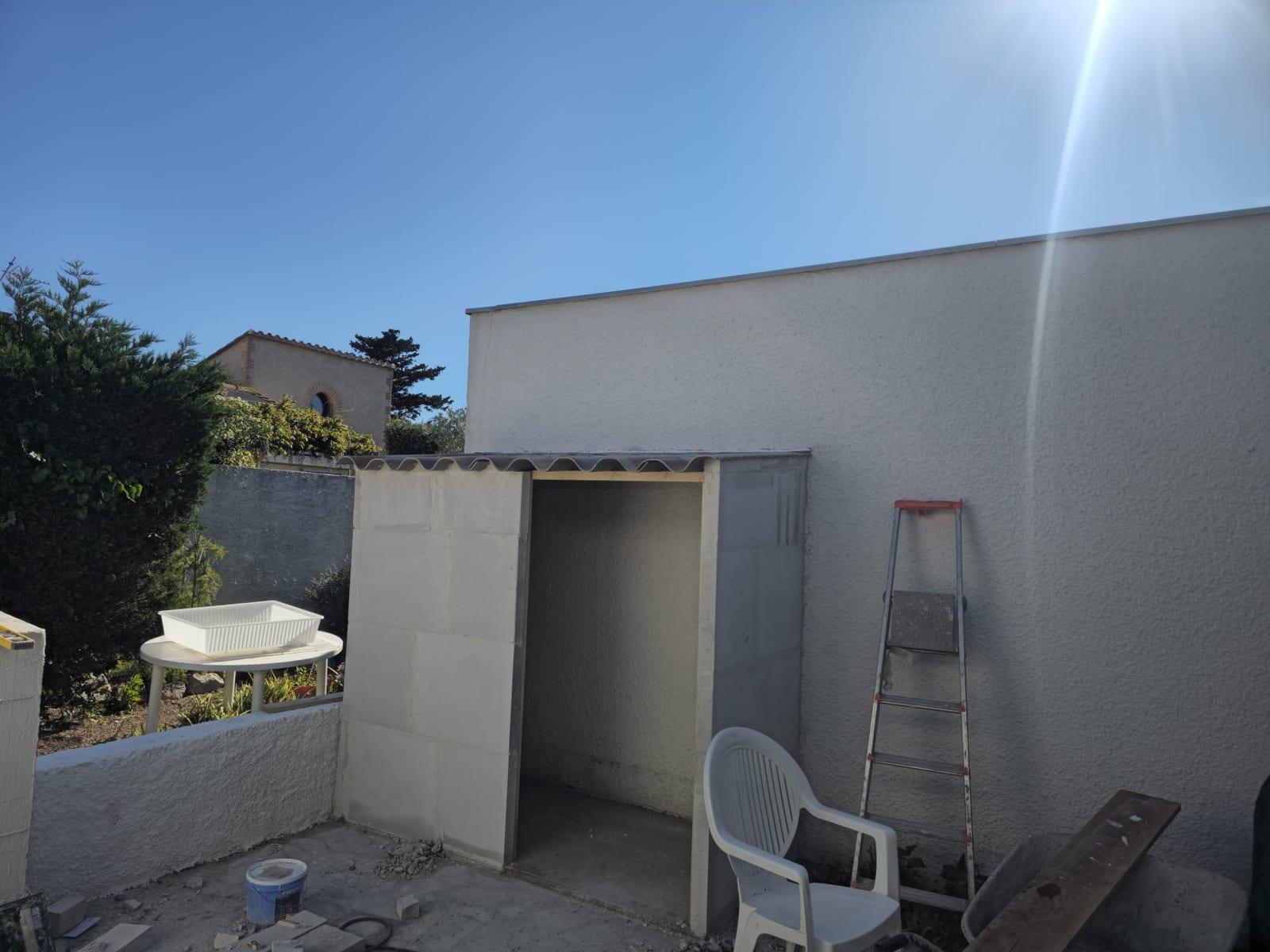 Petit local extérieur avec structure en chevrons bois et préparation de toiture PST à Canet-en-Roussillon