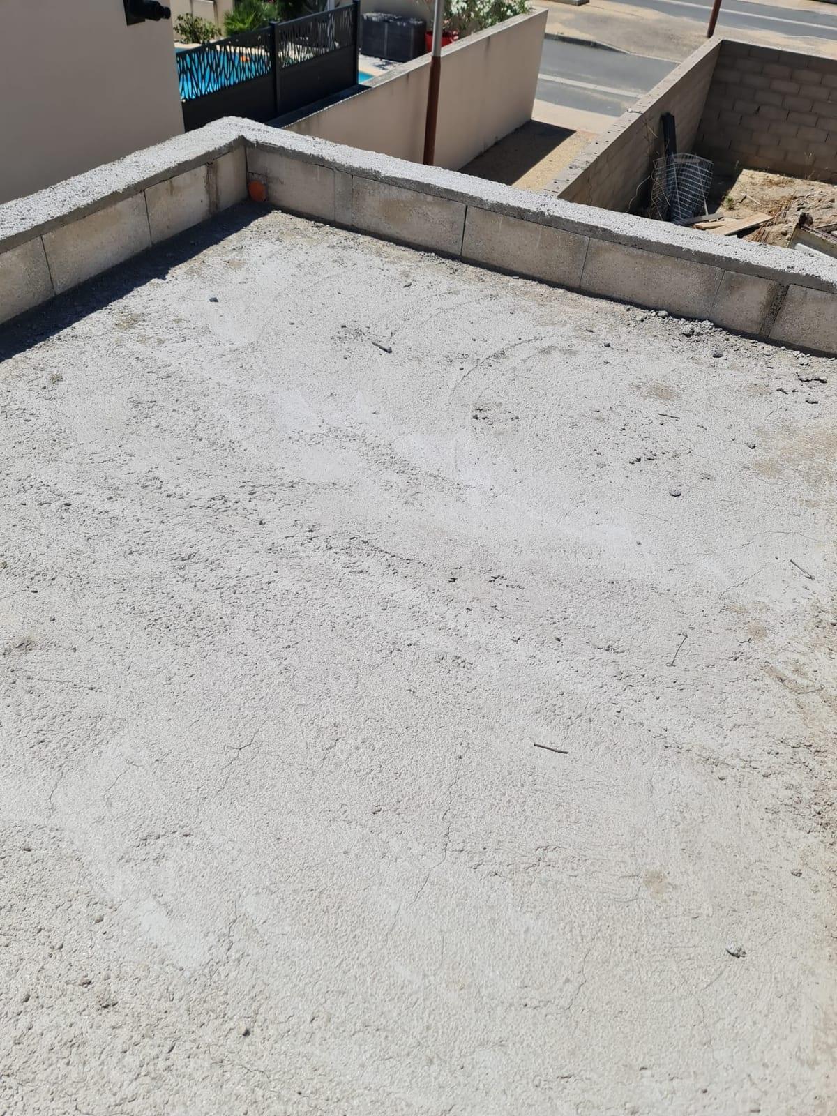 Acrotère de toit plat avec arase béton sur une extension de maison à Gruissan-Plage