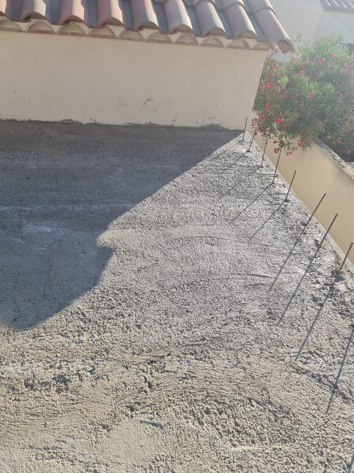 Armatures en attente pour la réalisation d’un acrotère de toiture plate à Gruissan-Plage