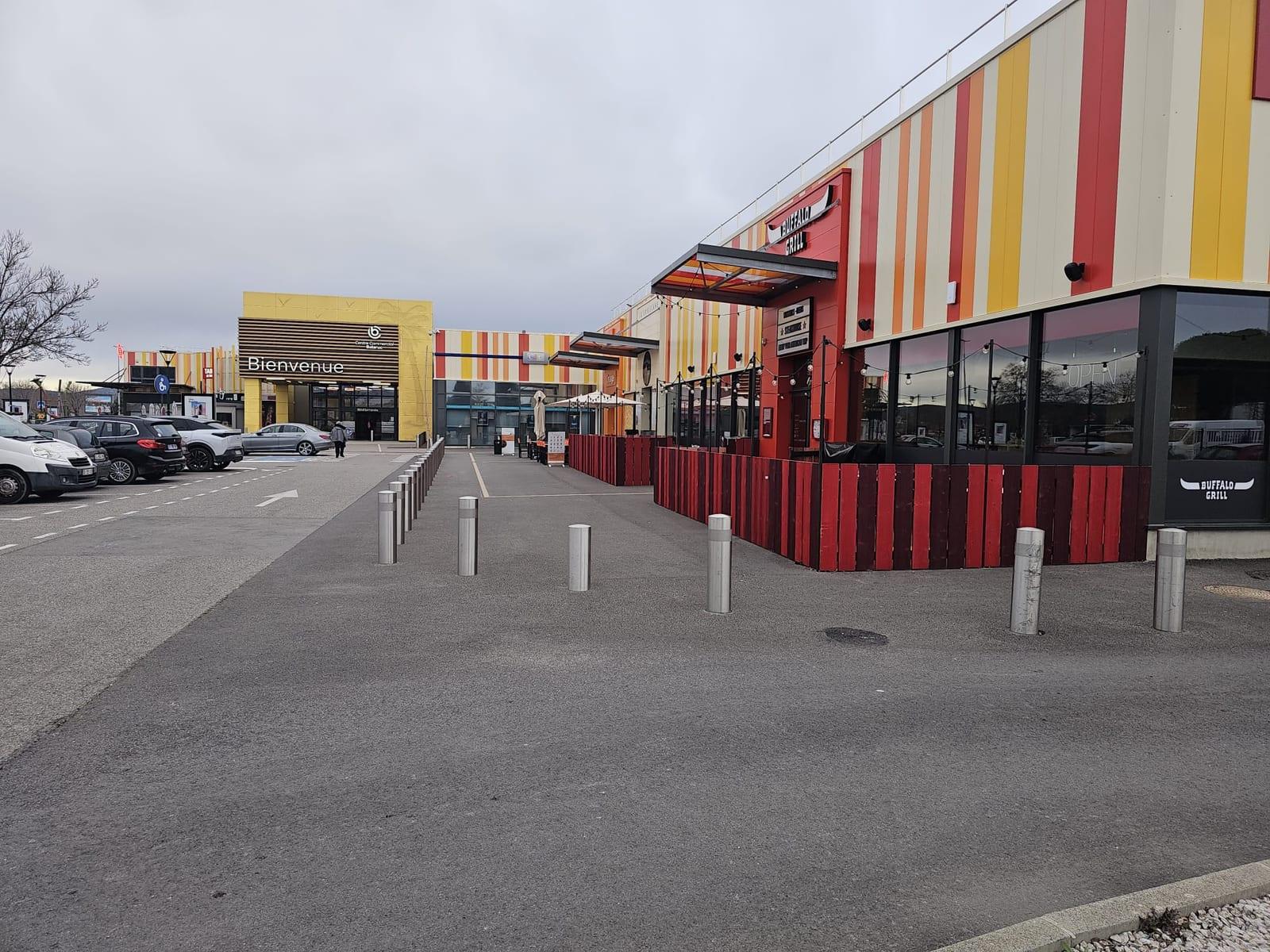 Vue extérieure du Buffalo Grill de Balaruc-le-Vieux avant les travaux de terrasse