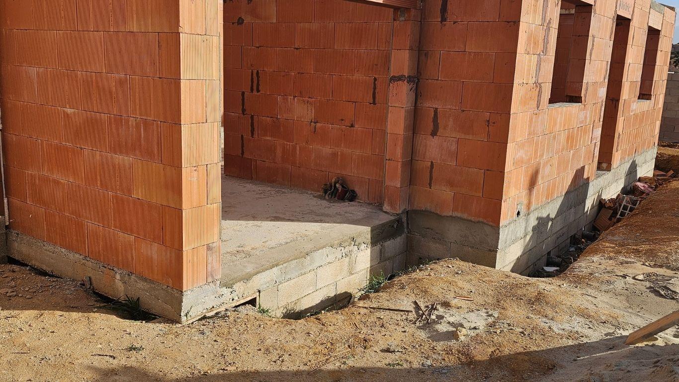 Élévation de murs en briques sur un chantier MCI Construction à Saint-André-de-Roquelongue