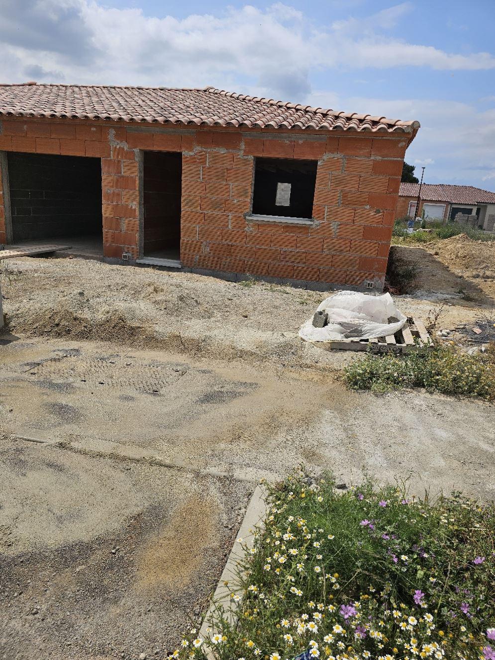 Élévation des murs d'une maison individuelle en construction dans l'Aude