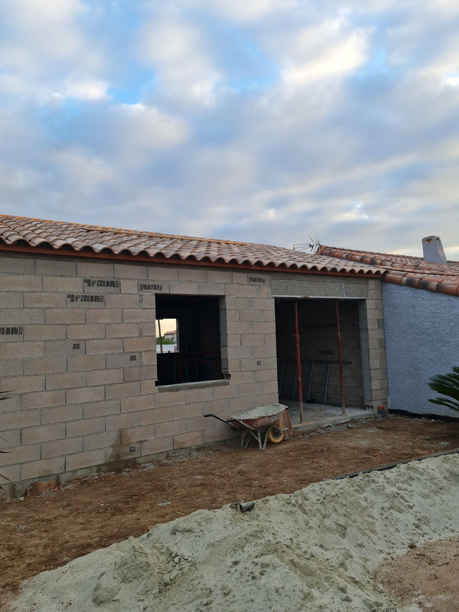 Maison en blocs béton avec linteaux et couverture en tuiles canal déjà posée
