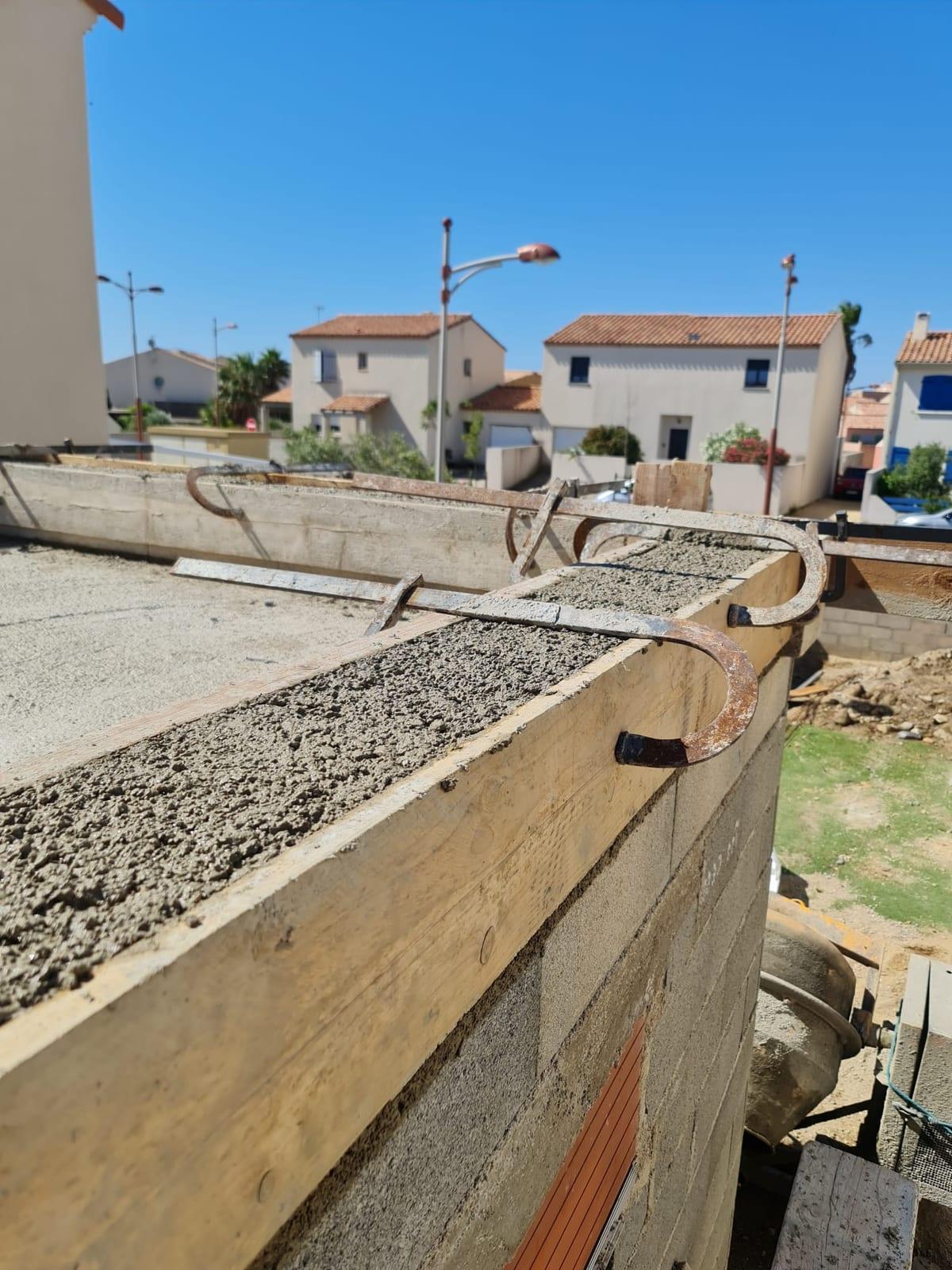Coffrage et coulage béton d’un acrotère avec préparation pour étanchéité à Gruissan-Plage