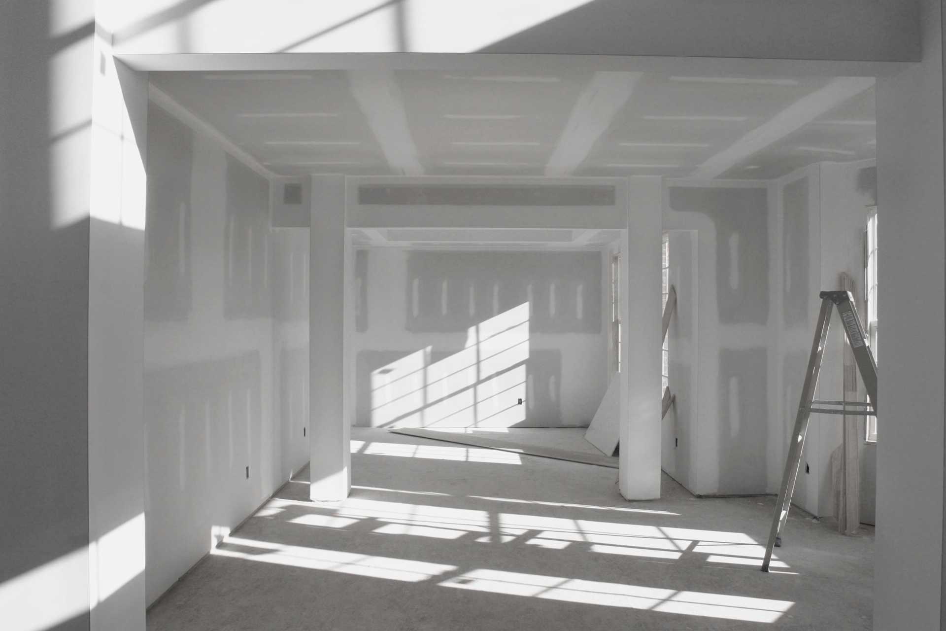 Intérieur de maison en cours de rénovation : cloisons en plaques de plâtre jointoyées avant finitions