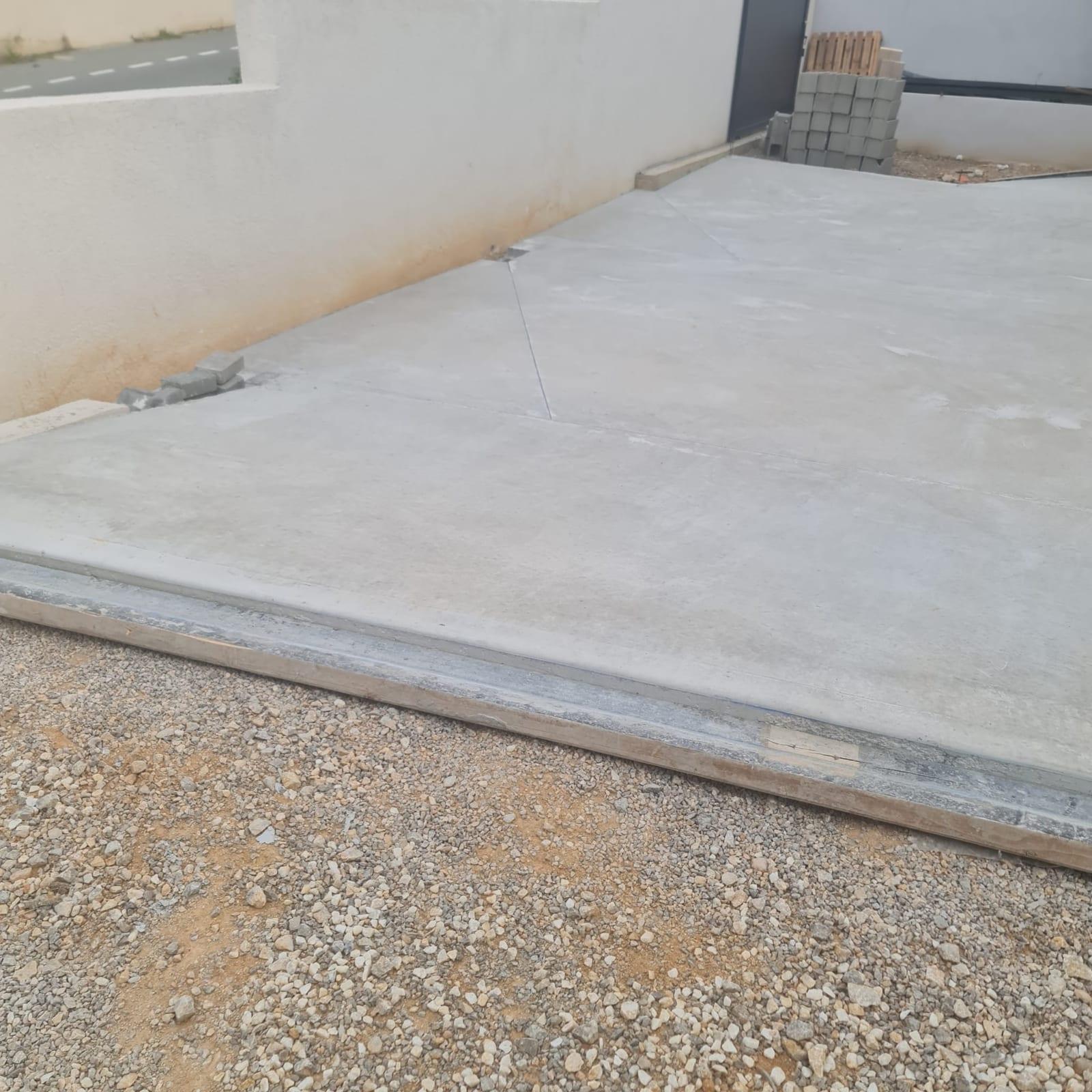 Dalle béton terminée avec joints de dilatation pour terrasse parking à Narbonne