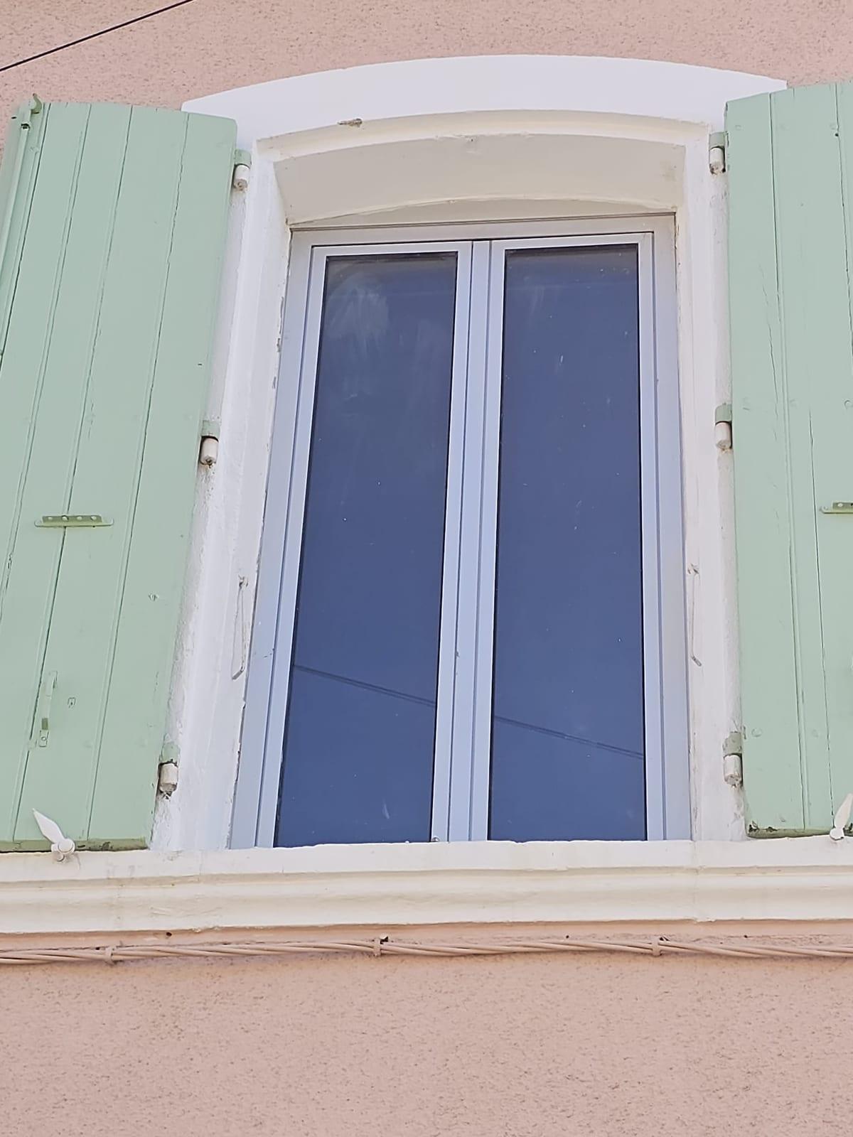 Encadrement de fenêtre après reprise des gonds et finition en peinture blanche à Narbonne