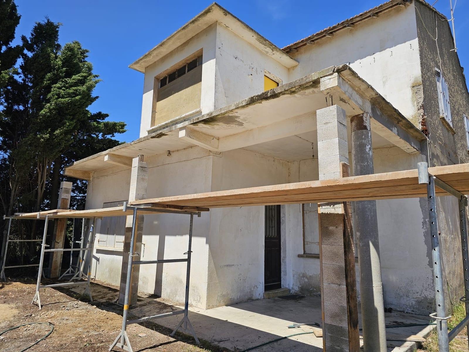 Piliers béton neufs et échafaudage sous la terrasse d'une maison en cours de reprise à Narbonne