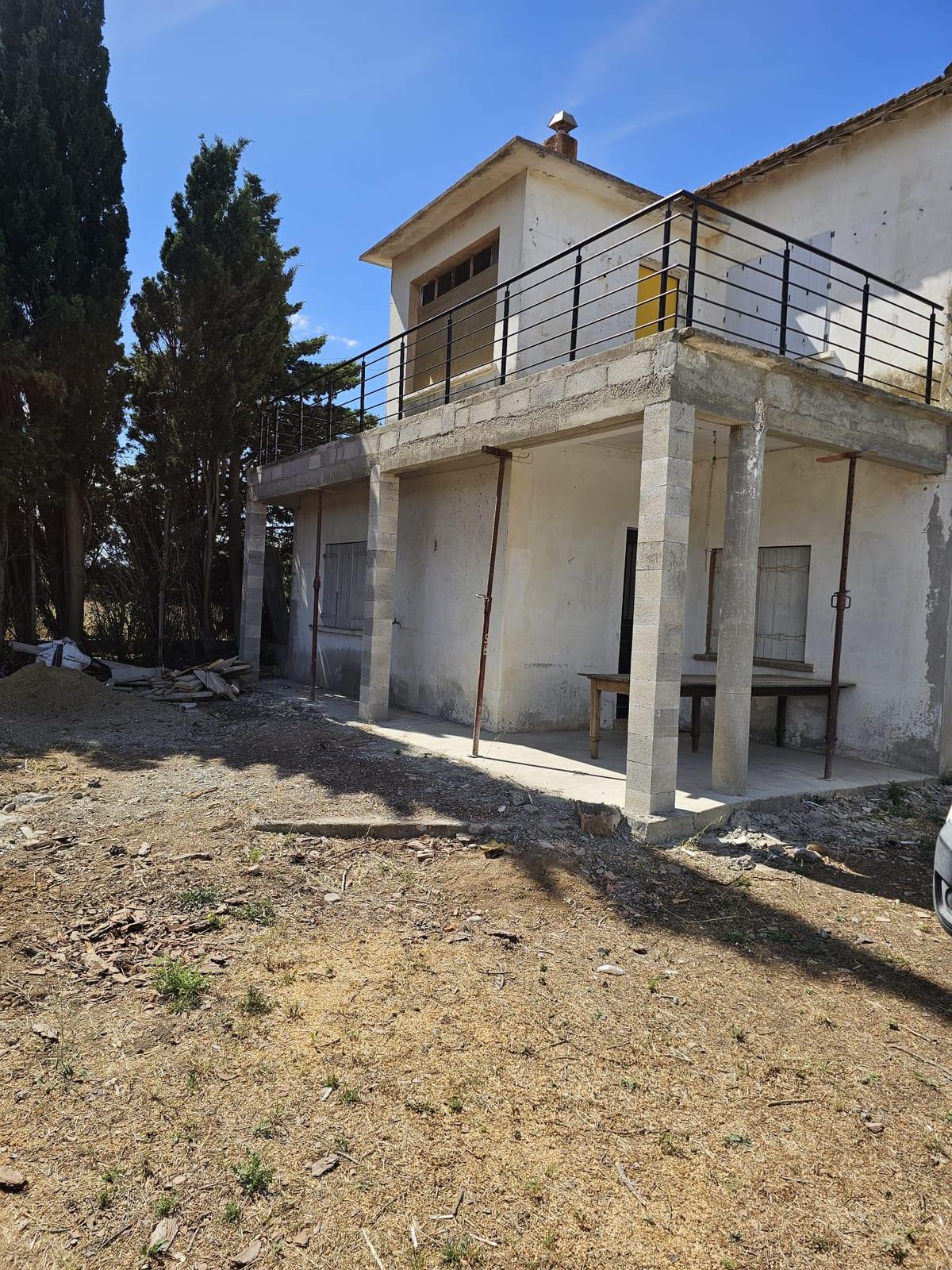 Garde-corps en aluminium noir posé sur une terrasse rénovée après dégâts de tempête à Narbonne