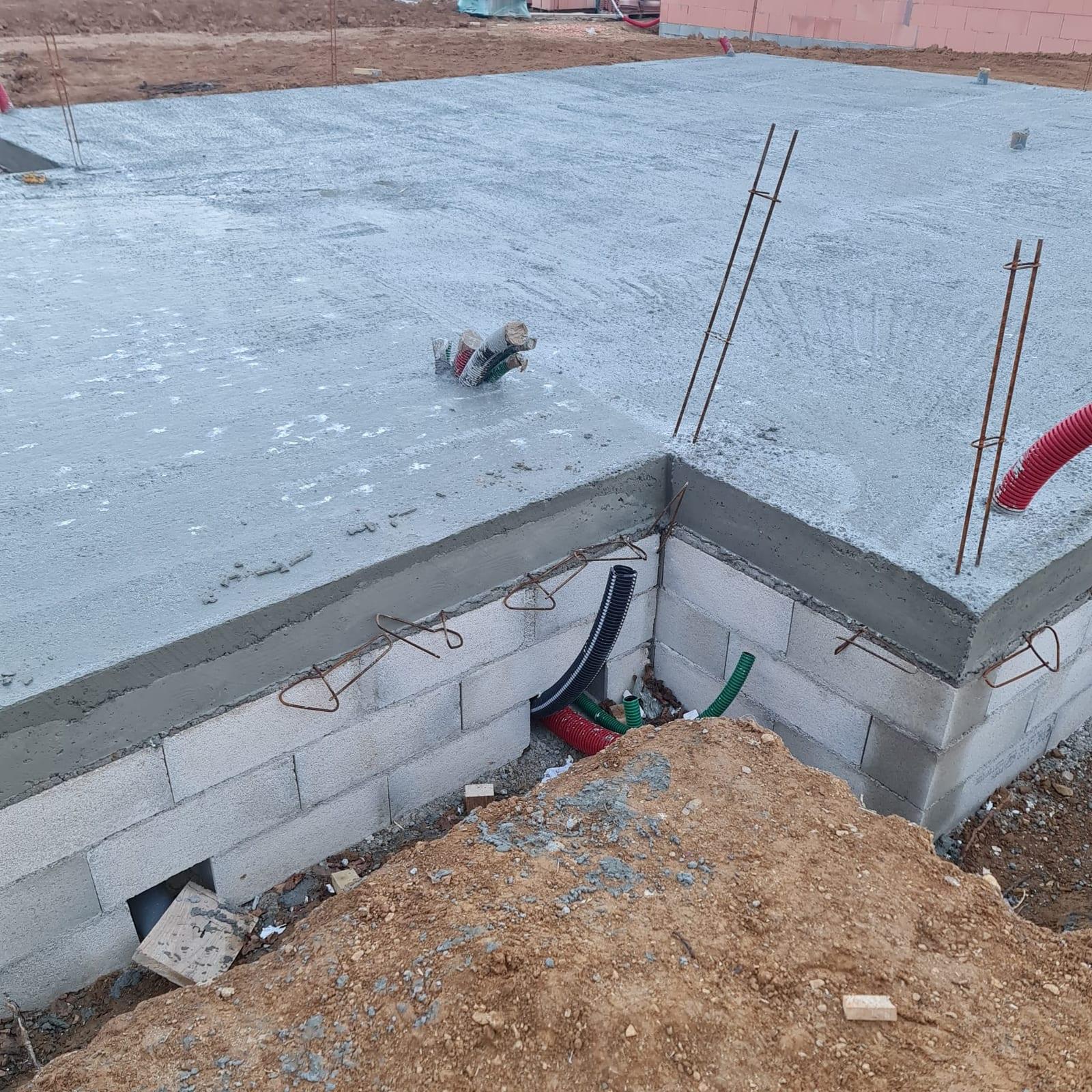 Plancher isolant après coulage du béton sur une construction à Saint-André-de-Roquelongue