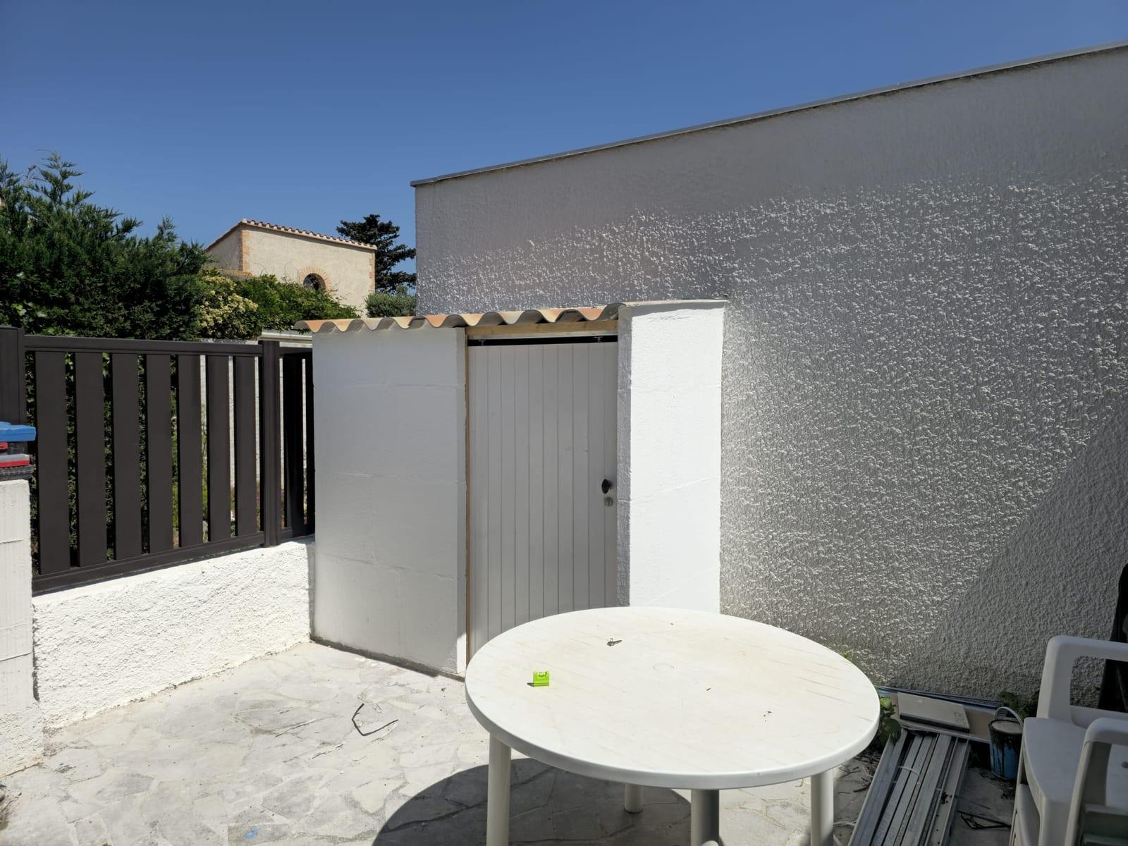 Porte coulissante sur mesure avec serrure posée sur un local extérieur à Canet-en-Roussillon