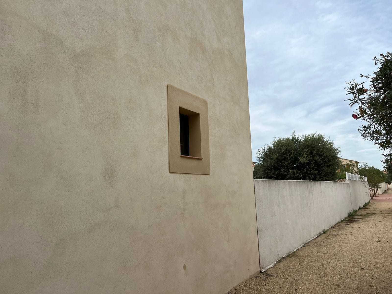 Façade enduite après ravalement sur une maison de Saint-Marcel-sur-Aude