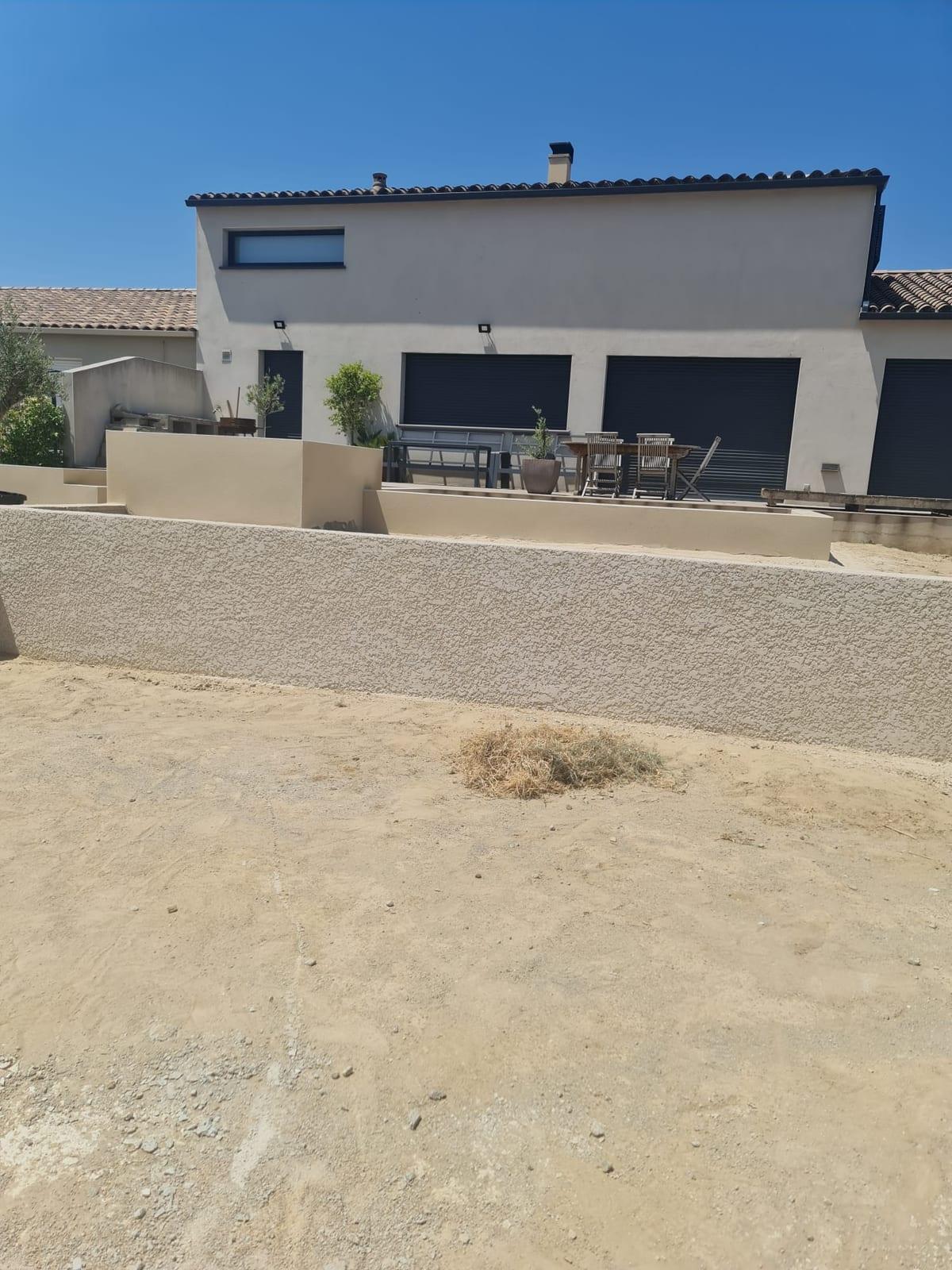Maison et mur de clôture après ravalement de façade à Saint-Marcel-sur-Aude