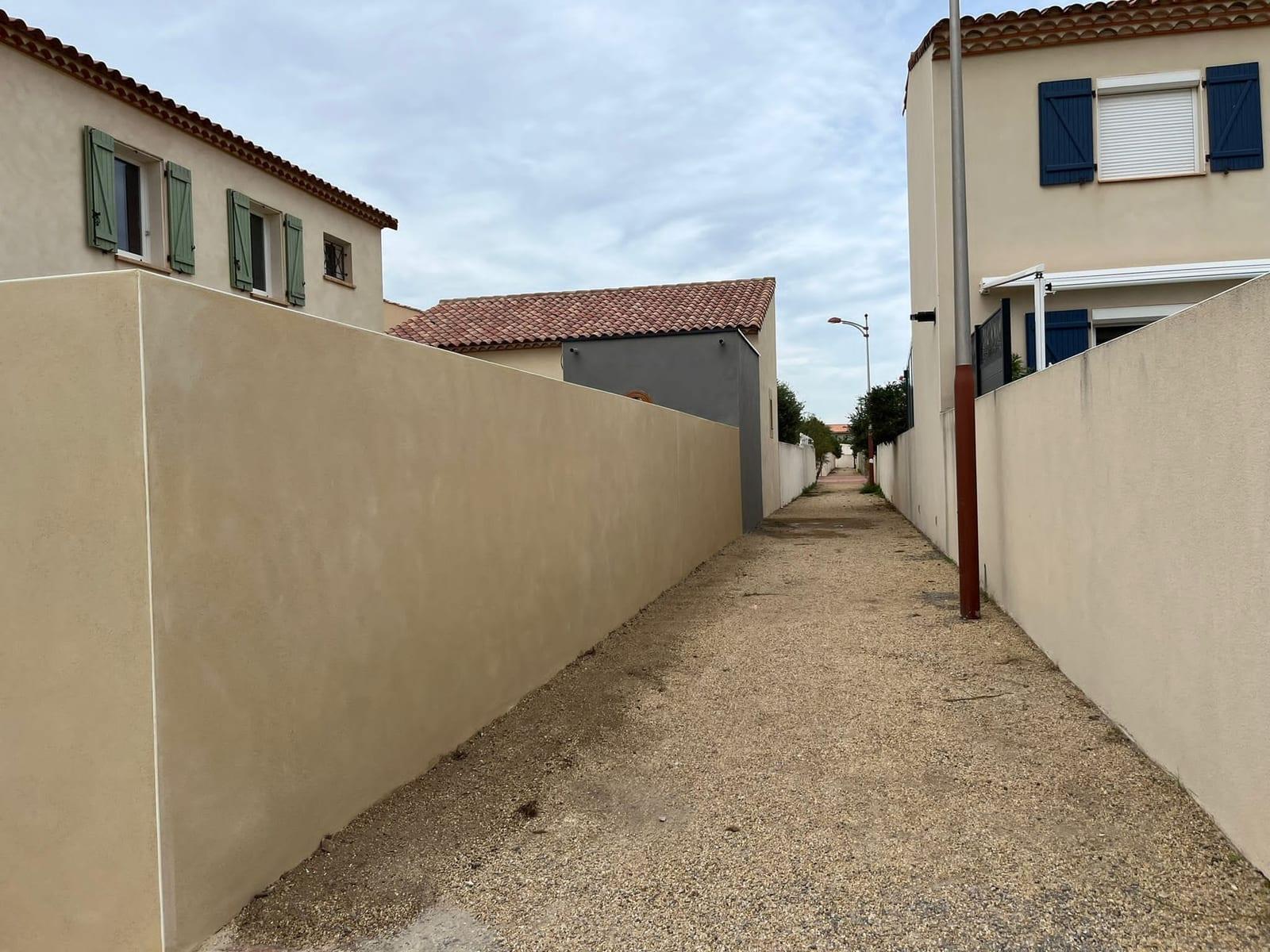 Ravalement d’un mur de clôture extérieur à Saint-Marcel-sur-Aude