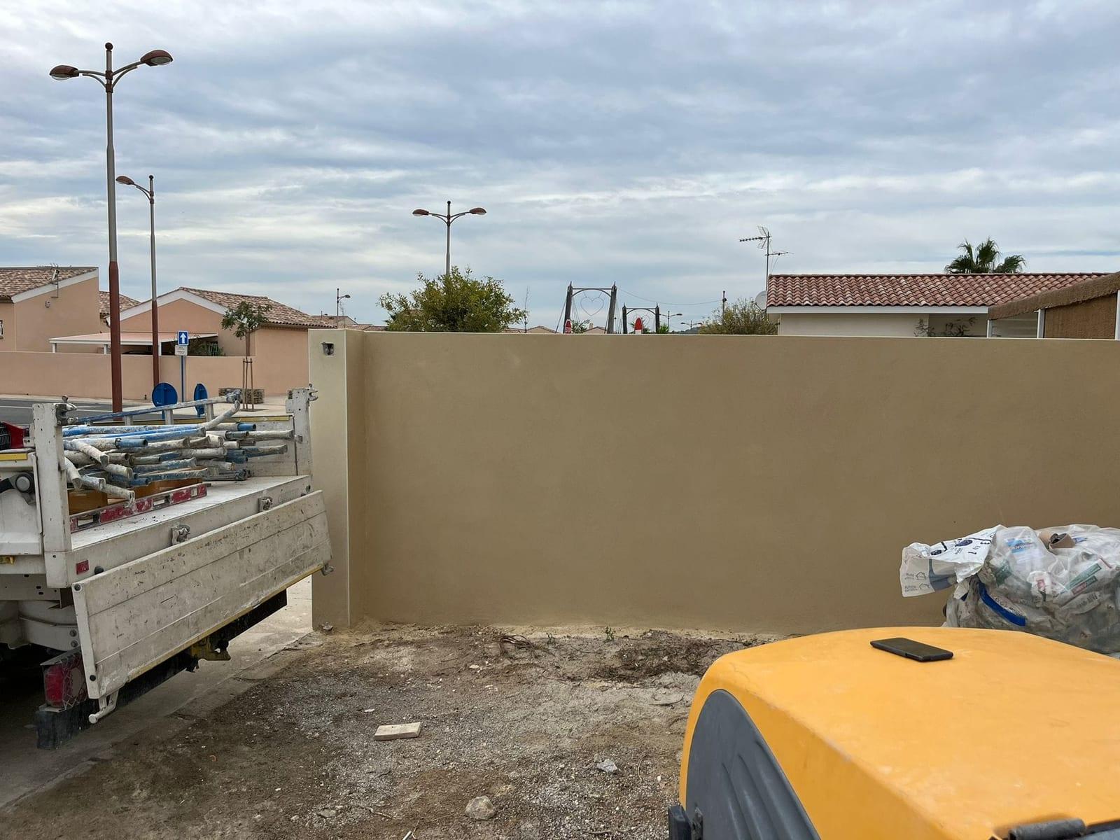 Mur d’entrée après application d’un enduit de ravalement à Saint-Marcel-sur-Aude