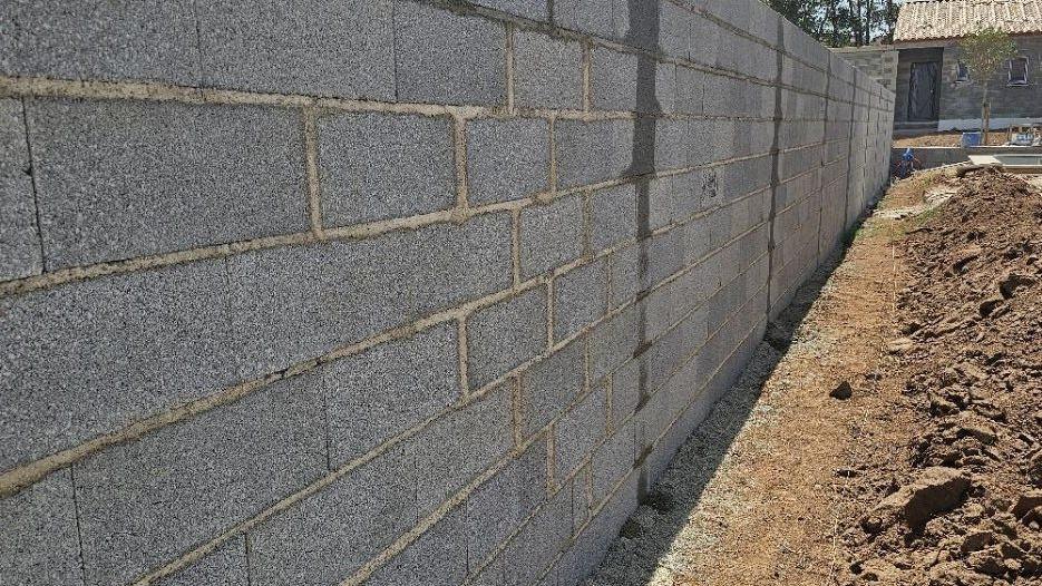 Mur de clôture en blocs béton monté le long d'une parcelle à Boutenac, dans les Corbières