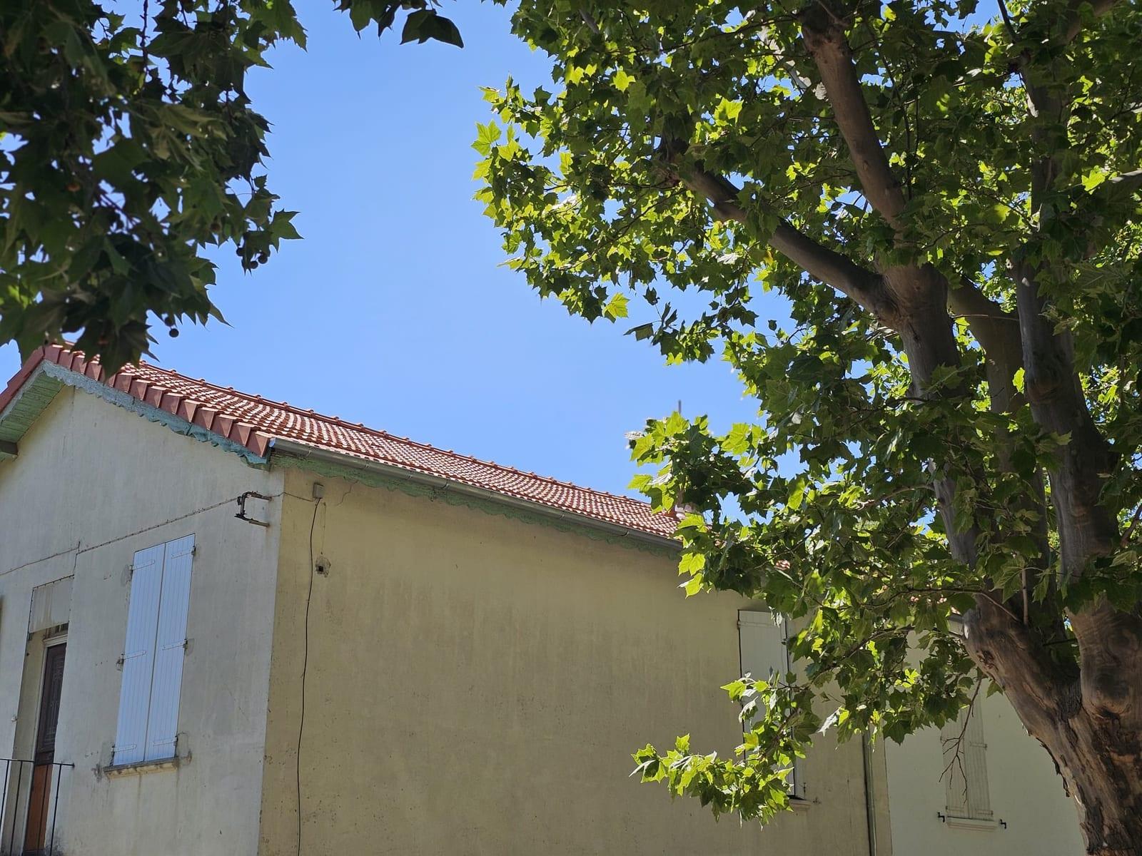 Vue générale d’une toiture en tuiles plates rénovée par MCI Construction à Narbonne